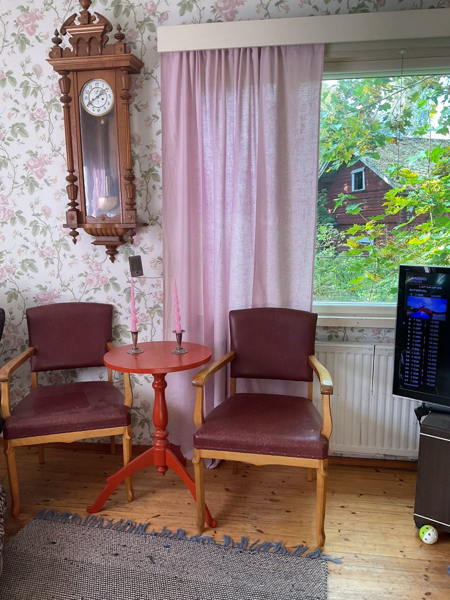 anne_kukkonen's tweet photo. @raija_ma Lattian sävyyn sopivat (haileammat) pitkät, kevyet pellavaverhot. Meillä on tuvassa sellaiset vaalean roosan sävyiset, jotka sopivat vanhaan tapettiin. On aika kiva, vaikka väri ei suosikkini muuten olekaan. Pellavassa on paljon sävyjä nykyään. https://t.co/KQE9z0AYxt