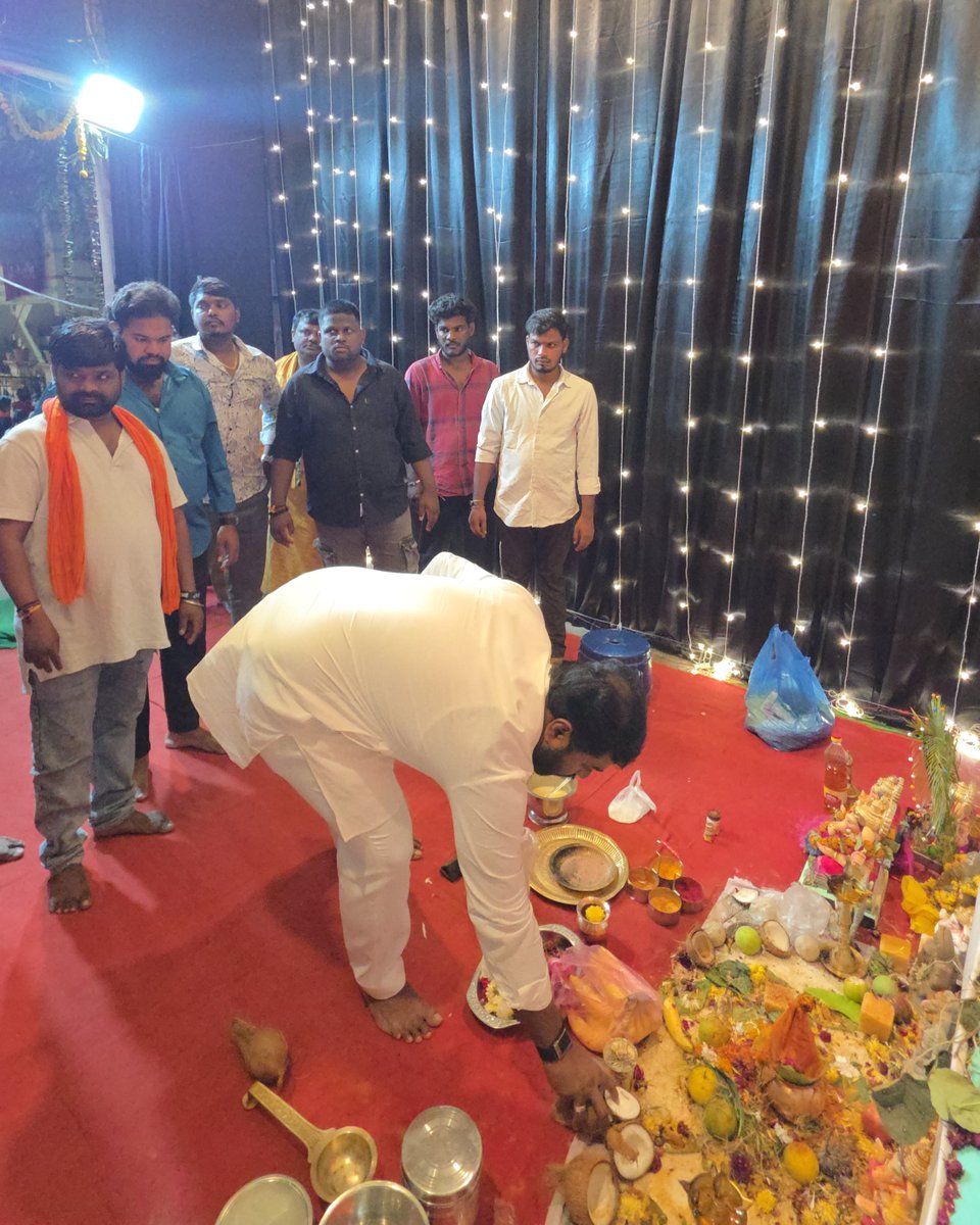 mpreetham's tweet photo. మదినగూడ డివిజన్ పరిధిలోని శాంతినగర్ లో ఏర్పాటు చేసిన వినాయక మండప పూజా కార్యక్రమంలో   పాల్గొన్న కాంగ్రెస్ పార్టీ నాయకులు మిరియాల ప్రీతమ్ గారు..

#madinagudadivision #shantinagar #GaneshUtsav #CongressParty #CongressLeader #preethammiriyala https://t.co/wUHNkNSqU9