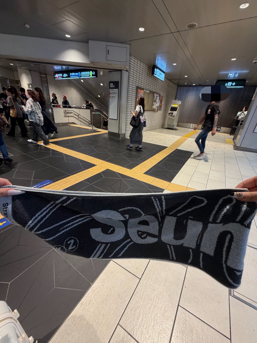 mimi_minho_s2's tweet photo. 拡散希望 Stray Kids 落し物 タオル 心斎橋駅

19:40分頃心斎橋駅の北改札前のAEDボックスの近くに スンミンの今回のツアーのタオル が落ちていました( ; ; )
北改札にいる駅員の方にお渡ししたので心当たりのある方はお尋ねしてみてください😭😭😭 #スキズ落し物 https://t.co/RZiKdWAXol