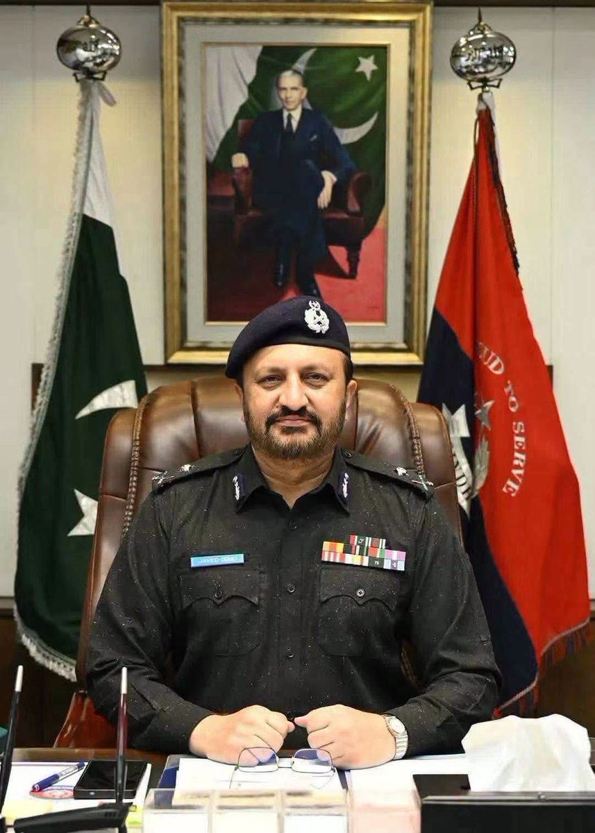 SindhPoliceDMC's tweet photo. کراچی، 20 ستمبر 2026:

احسن آباد کے فلیٹ سے 5 افراد کی کئی روز پرانی لاشیں ملنے کے واقعے پر آئی جی سندھ جاوید عالم اوڈھو نے ایس ایس پی ایسٹ سے تفصیلی رپورٹ طلب کرلی۔

آئی جی سندھ کی واقعے کی شفاف تحقیقات، شواہد و فرانزک تقاضے مکمل کرنے اور اصل حقائق جلد سامنے لانے کی ہدایت۔ https://t.co/tetmhx0EgX