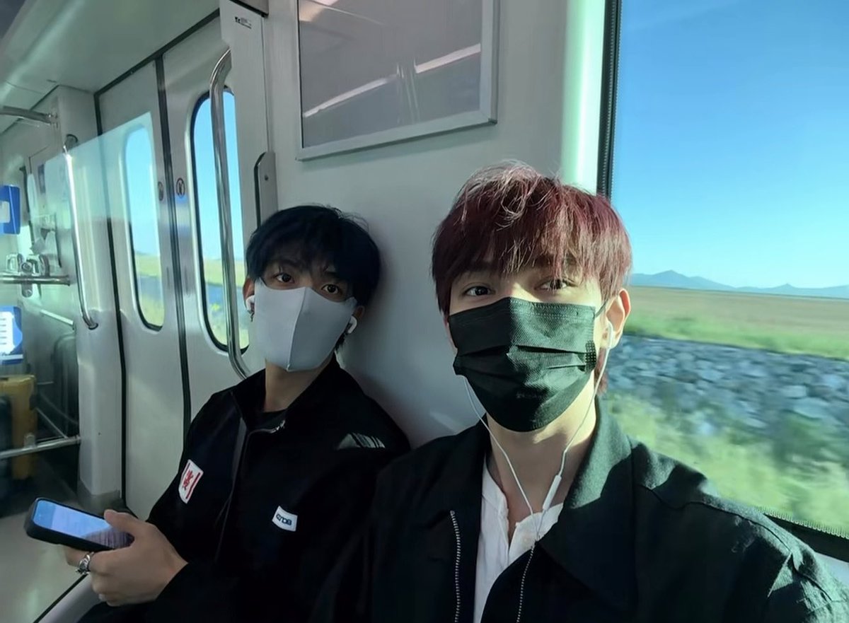 Pop_so_da's tweet photo. xx님 사진 찍는동안 zz님 서울지하철노선도 보고 있으신 귀한짤 되시겠습니다 https://t.co/QAjoUbxOnN