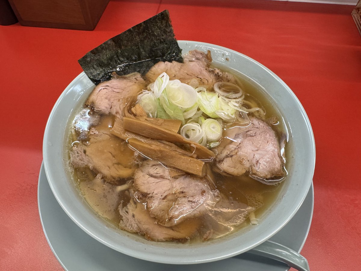 saintvetement's tweet photo. バンコクのちゃん名乗ってる店、個人的には麻布と北千住にあるチャーシュー軒に近いと思っちゃったんだよな。そこから煮干しを抜いた感じ。1枚目がチャーシュー軒、2枚目が件の店。 https://t.co/vnoOClnskx