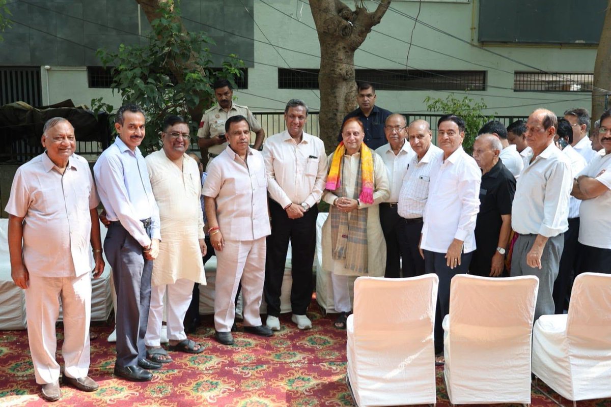 praveshwahi's tweet photo. पॉकेट सी-9, सेक्टर-8 रोहिणी में दो पार्क की चारदीवारी के रेनोवेशन एवं सौंदर्यीकरण कार्य का शुभारंभ किया गया।

इस पहल से पार्क का स्वरूप और बेहतर होने के साथ-साथ क्षेत्रवासियों को स्वच्छ, सुंदर एवं सुव्यवस्थित हरित वातावरण उपलब्ध होगा।

#ViksitDelhi #JanSeva #GreenDelhi #SwachhDelhi #MCD