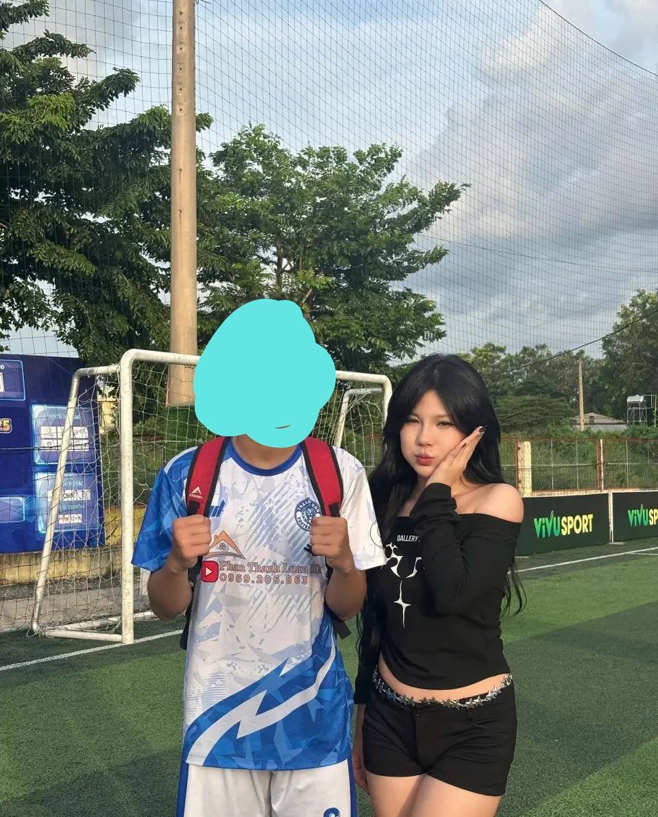 handangtapnac's tweet photo. Nhỏ cattia tiktok này trông ngoài đời cũng k xinh như trên ảnh nhỉ, vừa lùn vừa đen, phèn phèn https://t.co/DAZITIKr4A