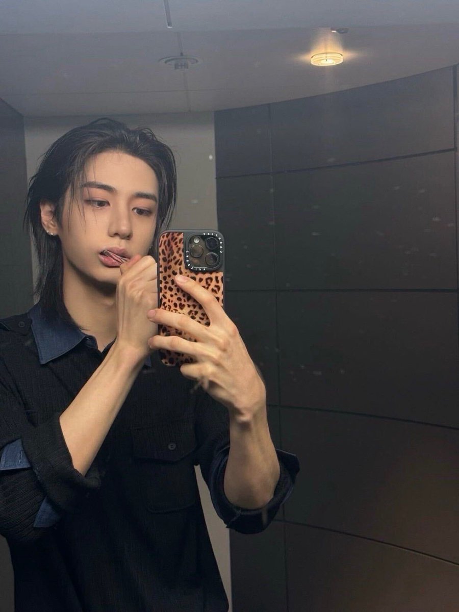 Donghtyn's tweet photo. Just a toothbrush https://t.co/9PJIZuJ8C2
