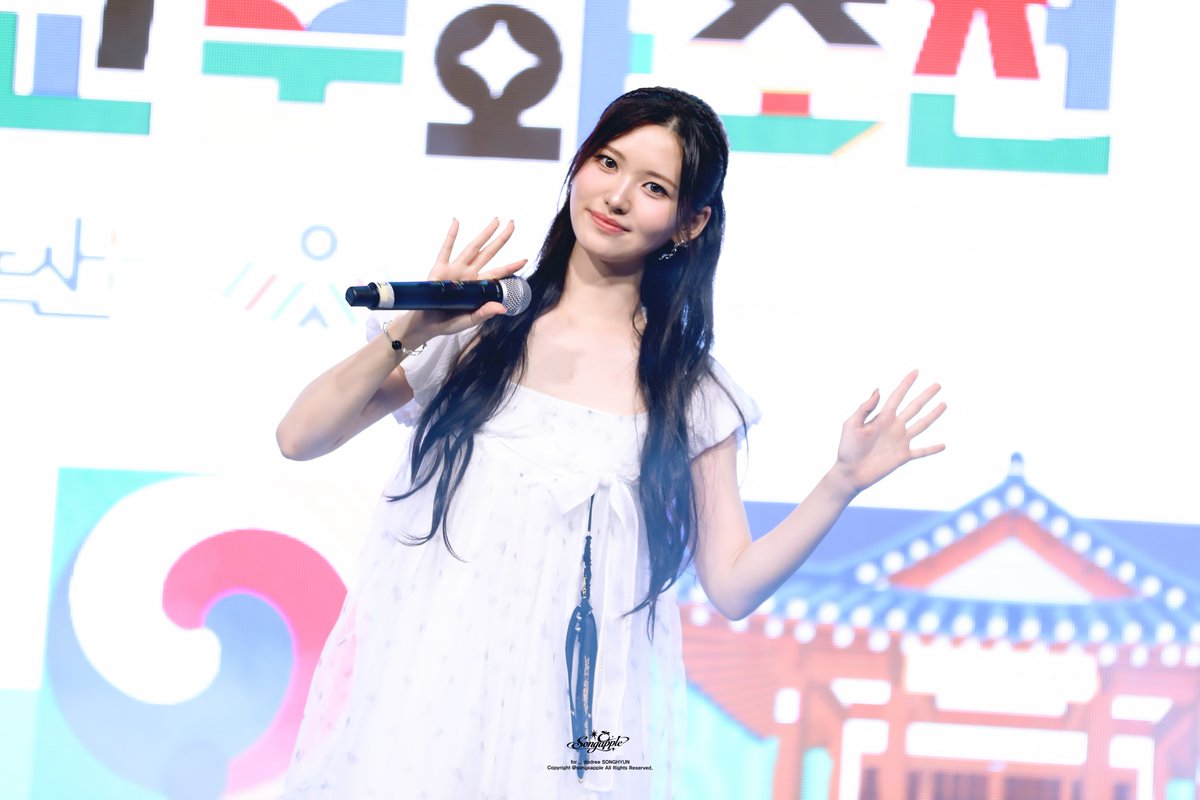 songxapple's tweet photo. 260919 논산

송현님너무귀여운점...
사계연서할때마다저러고계심
눈물이막남너무귀여워서

#도드리 #이송현
#dodree #LeeSonghyun https://t.co/Kz6fnBflSl