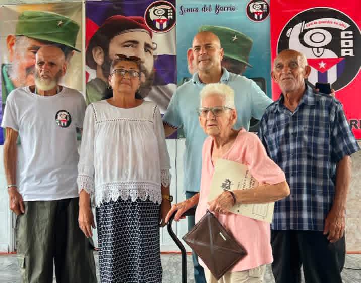 cdr_cuba's tweet photo. Buenos días vecino 🌞 

La juventud y la experiencia cederista se unieron este fin de semana en el capitalino municipio Arroyo Naranjo. 🧵👇 https://t.co/wCgejSkw8G