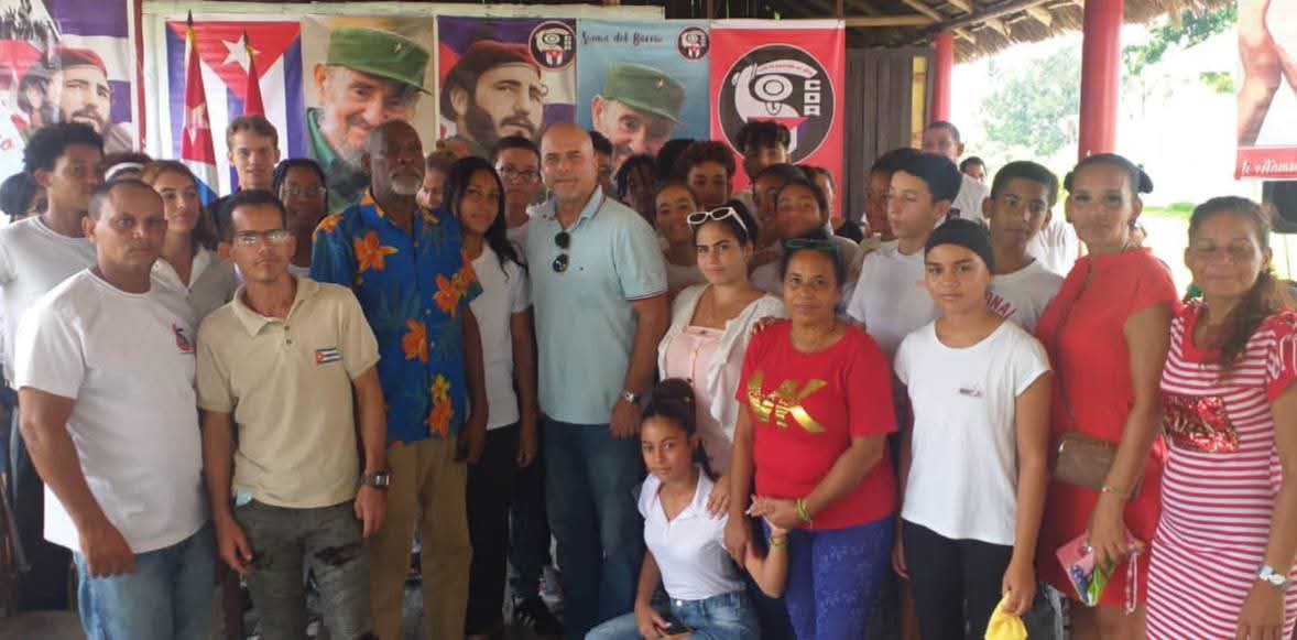 cdr_cuba's tweet photo. Buenos días vecino 🌞 

La juventud y la experiencia cederista se unieron este fin de semana en el capitalino municipio Arroyo Naranjo. 🧵👇 https://t.co/wCgejSkw8G