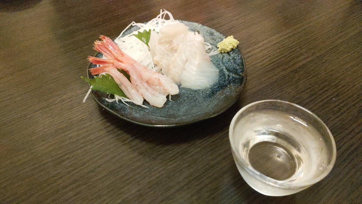 shinkowax's tweet photo. 夕飯に増毛産のヒラメと甘エビのお刺身♪とってもおいしい　
お供の日本酒は国稀のみずおとにしたよ
＃留萌 ＃増毛 ＃甘エビ ＃国稀 ＃ヒラメ https://t.co/QHRIpTFp0w