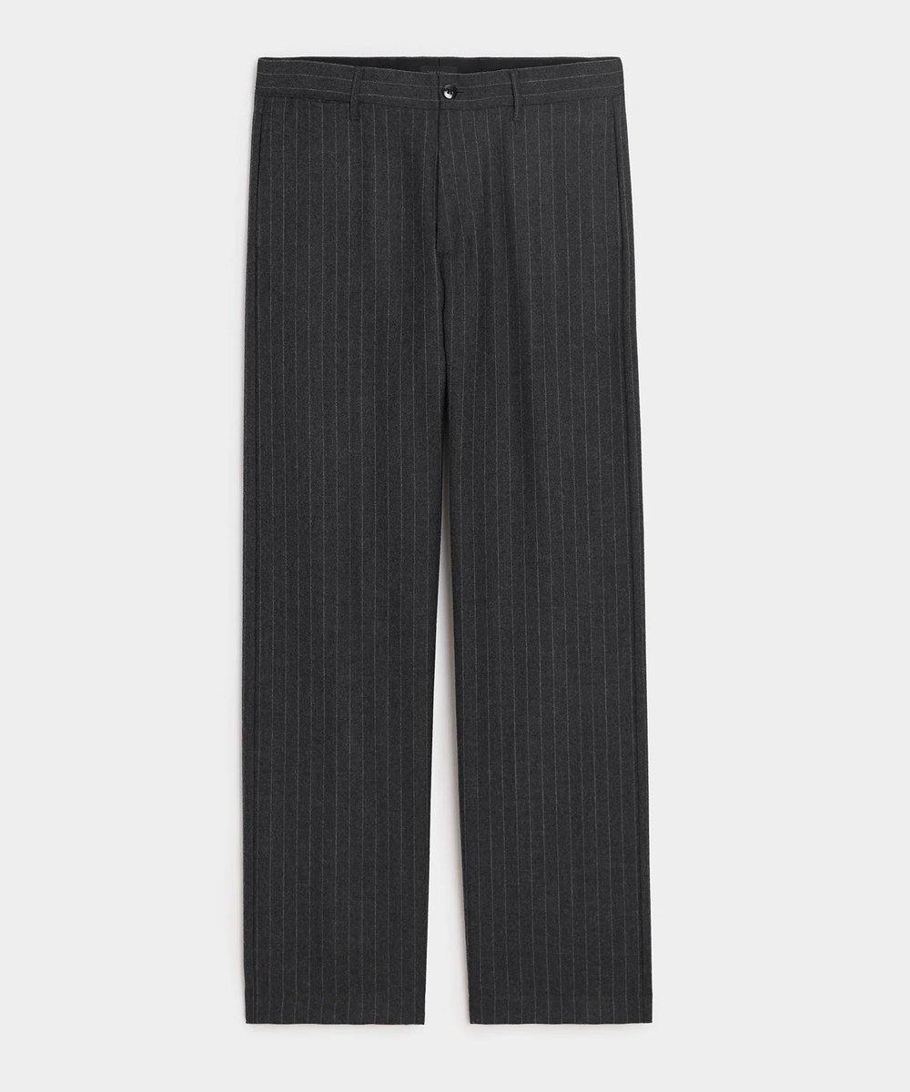 alecttrona's tweet photo. Burgundy, wine, maroon, berry. All stunning shades and possibly the most underrated neutral. I particularly adore burgundy paired with charcoal. One of my all time favourite colour combos. Love these two cashmere sweaters paired with a pair of charcoal trousers https://t.co/O9yP0K87f4