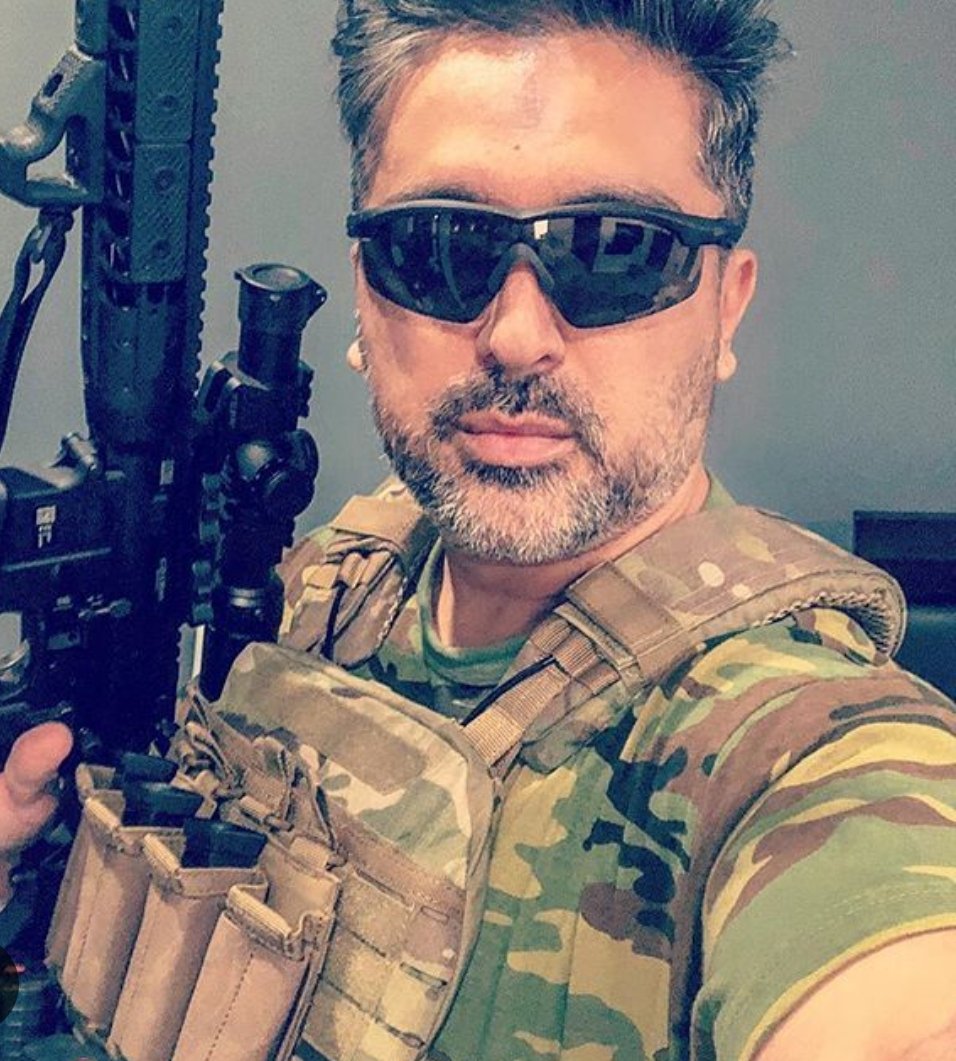 mohade3eh_'s tweet photo. جالبه بدونید پویا خواننده هم پلیسه تو آمریکا🤯 https://t.co/rNhiWUCzq8