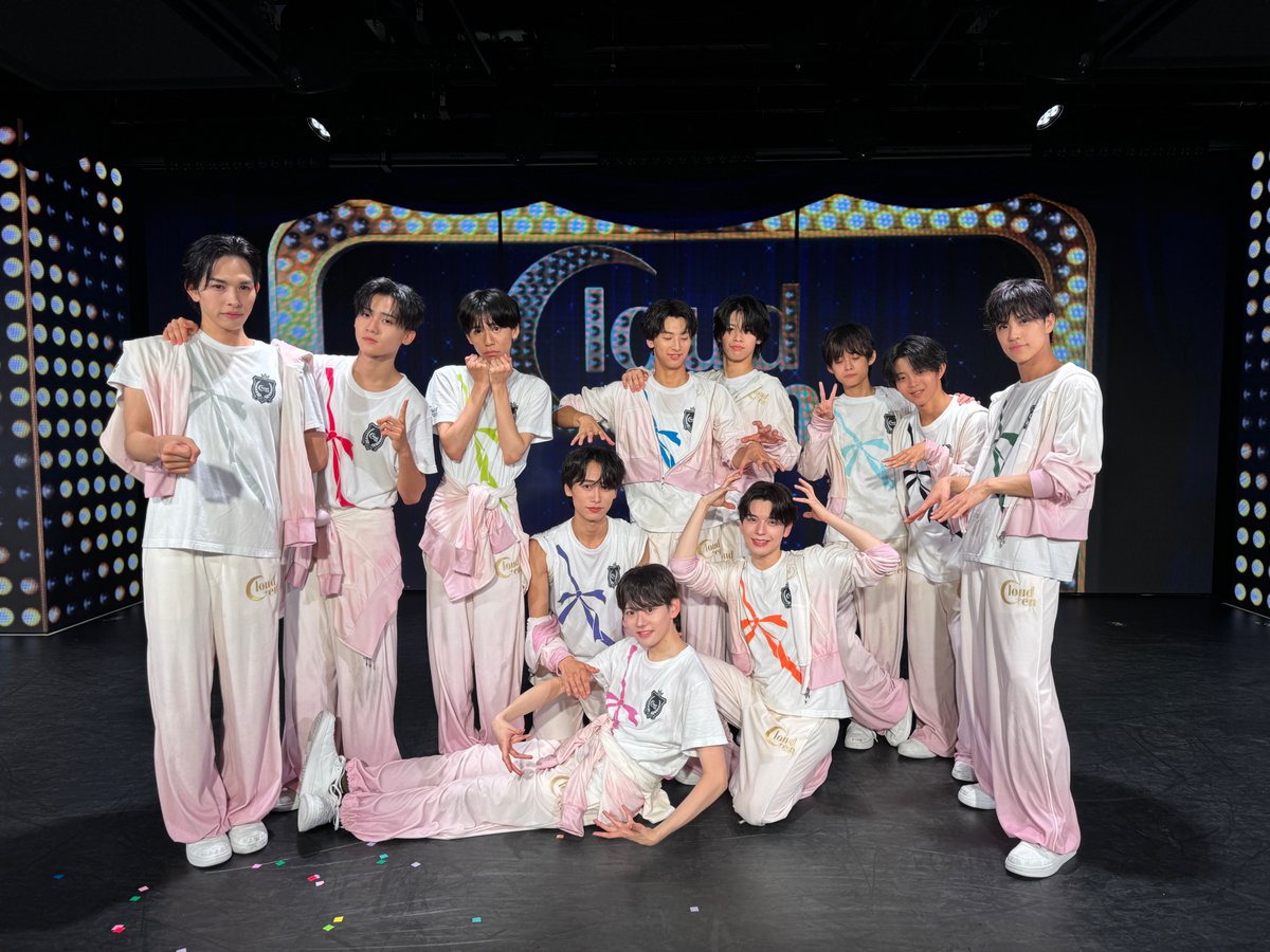 cloudten_info's tweet photo. 【We're Cloud ten】  
本日も公演にお越しいただきありがとうございました😻

Windsの皆さまが会場を満員にしてくださって、客席とステージが一つになるような熱気を強く感じた一日でした✊🏻🔥
ますます盛り上がりを見せる『We're Cloud ten』を、ぜひ何度でも体感しに来てください！

明日も12:00から特典会、17:30から公演がスタートします。 
皆さまのご来場を心よりお待ちしております🕺🏁

📍ダイバーシティ東京 プラザ ６F        
『Cloud ten THEATER  Supported by Rakuten みんなのチケット』  

▼特典会の詳細はこちら 
https://t.co/ZUIBsjI3Nw

▼一般先着販売はこちら
 https://t.co/VNXU1QAXf6

▼明日出演のメンバーはこちら  
https://t.co/ykCkpoOVzY

#Cloudten #クラウドテン #CloudtenTHEATER