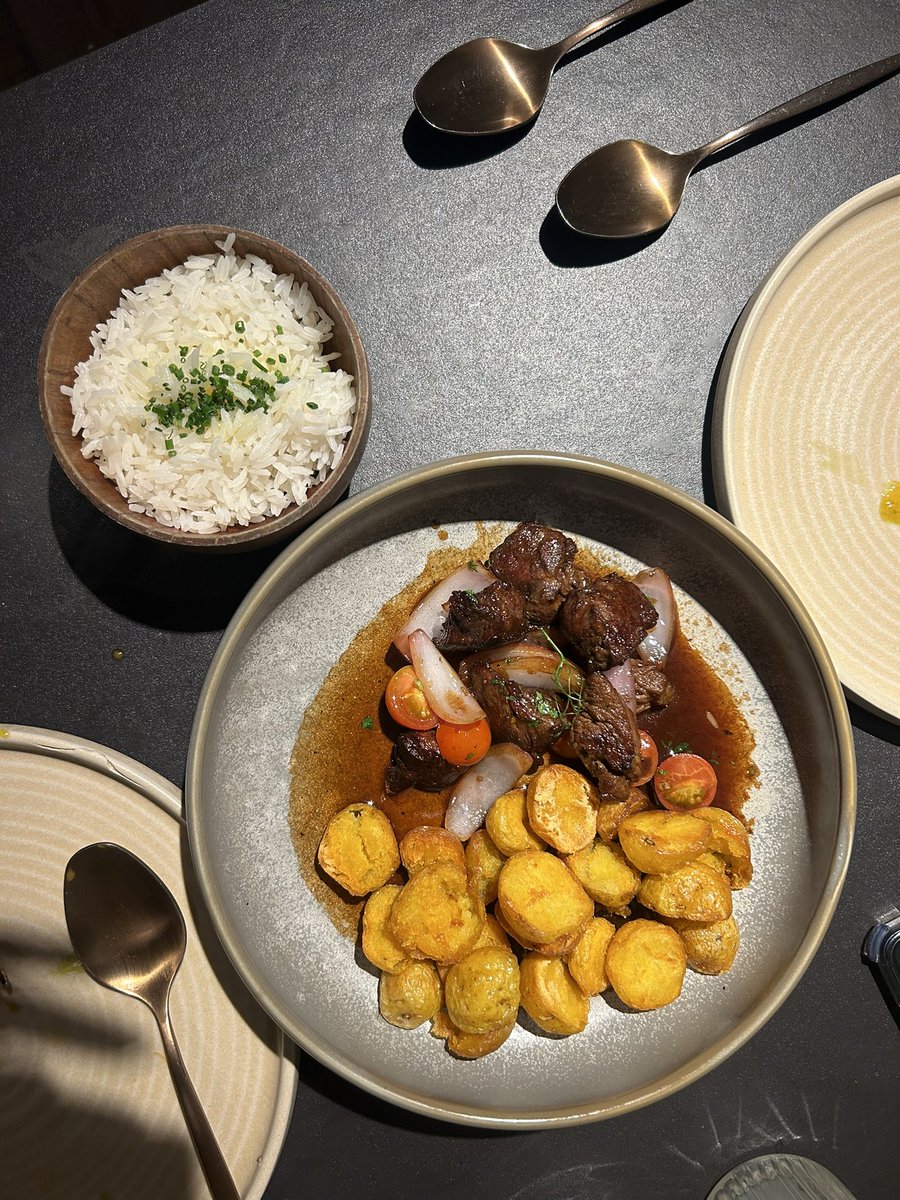 paulaugazz's tweet photo. Yo solo quería pisar madrid para: 
Jsjs es que la comida en otros paises de europa es horrible!! Solo hay comida peruana aqui https://t.co/WIAlio908G
