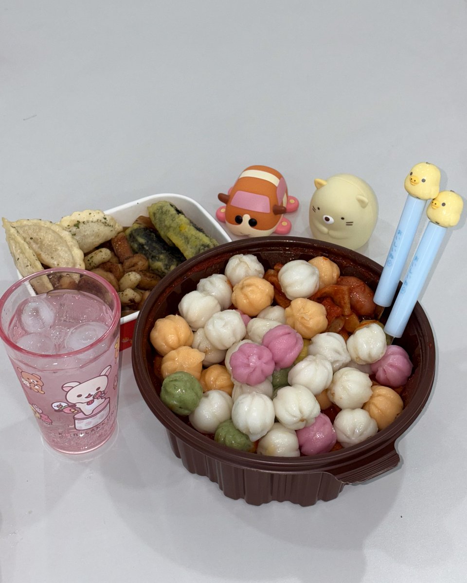 qhc8821's tweet photo. 삼첩분식 꿀떡볶이 출시했다길래 먹었는데

꿀떡을 떡볶이에...? 싶었지만
깃쫄깃쫄 달달한게 생각보다 개잘어울려서 하룰라라감.. https://t.co/qj3Yn7JuF5