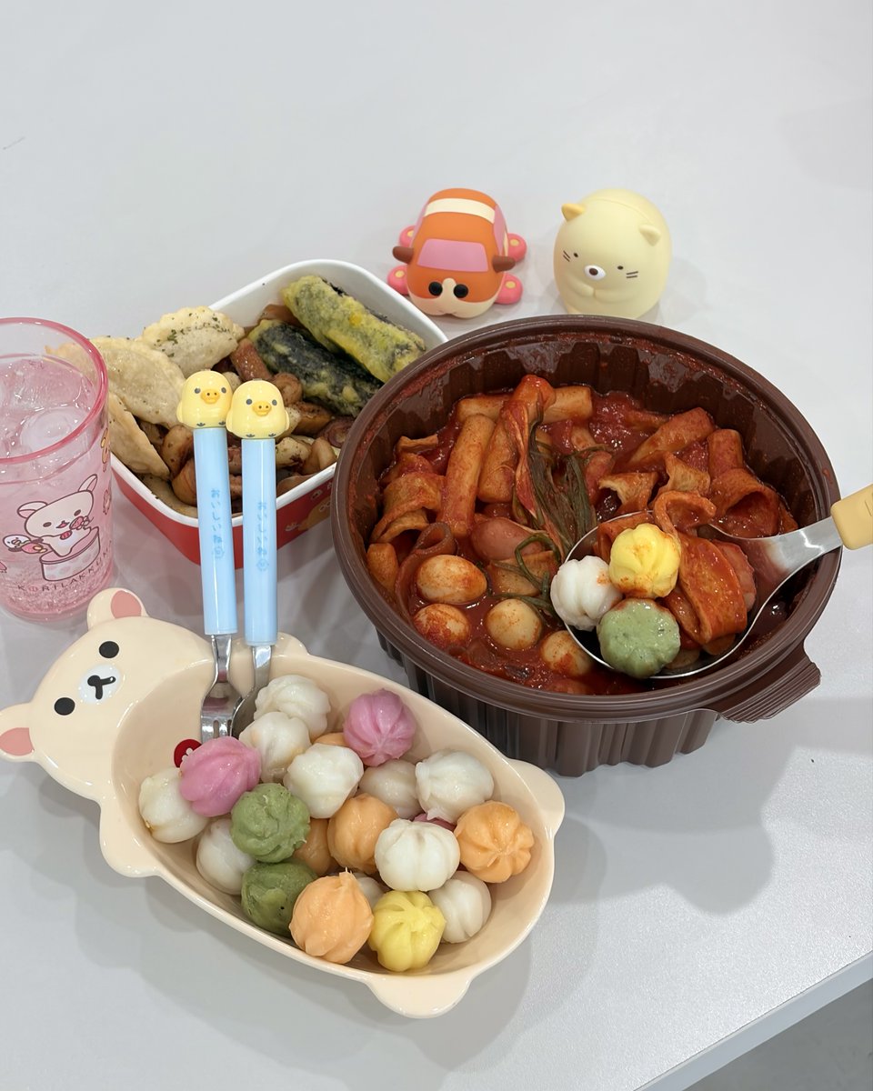 qhc8821's tweet photo. 삼첩분식 꿀떡볶이 출시했다길래 먹었는데

꿀떡을 떡볶이에...? 싶었지만
깃쫄깃쫄 달달한게 생각보다 개잘어울려서 하룰라라감.. https://t.co/qj3Yn7JuF5