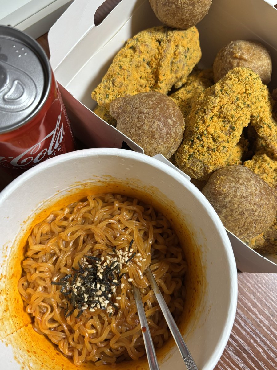 eat2ateat's tweet photo. 어제부터 먹고 싶었던.. 🫶
뿌링클 1인세트 딱 먹기 좋으네요 https://t.co/xqLNIBVi4J