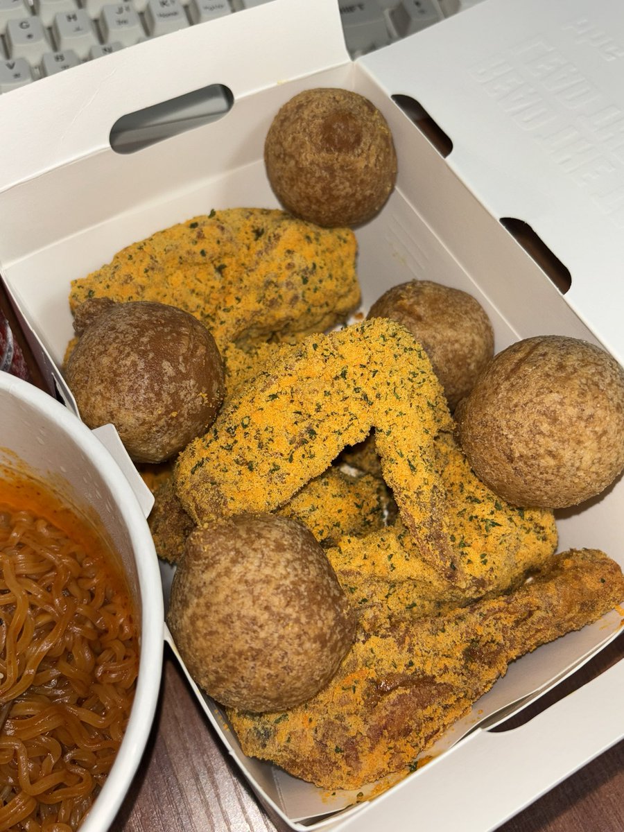 eat2ateat's tweet photo. 어제부터 먹고 싶었던.. 🫶
뿌링클 1인세트 딱 먹기 좋으네요 https://t.co/xqLNIBVi4J