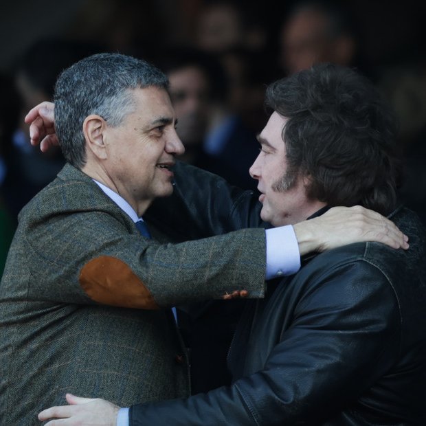 clarincom's tweet photo. CON EL CONGRESO CONVULSIONADO Y EL FANTASMA DEL BALOTAJE, MILEI SUMA A MÁS GOBERNADORES A SU VIAJE A PARÍS

El Presidente viajará a París entre el 30 de septiembre y el 2 de octubre junto a más de una docena de gobernadores para participar de la Argentina Week. Invitaron a Jorge Macri y a mandatarios radicales, pero no todos aceptaron la propuesta. El Gobierno busca mostrar respaldo político y los gobernadores apuntan a atraer inversiones y negociar recursos.

En paralelo, sigue abierta la discusión por la suspensión de las PASO. La mayoría de los gobernadores no ve con malos ojos la medida. Sin embargo, a pesar de que parece haber acuerdo, la decisión se posterga. Los gobernadores aprovechan para negociar con la Rosada y Santilli.

Los gobernadores y jefes provinciales que irían a la Argentina Week en París
— Carlos Sadir (Jujuy)
— Alfredo Cornejo (Mendoza)
— Juan Pablo Valdés (Corrientes)
— Marcelo Orrego (San Juan)
— Raúl Jalil (Catamarca)
— Gustavo Sáenz (Salta)
— Alberto Weretilneck (Río Negro)
— Ignacio Torres (Chubut)
— Rolando Figueroa (Neuquén)
— Rogelio Frigerio (Entre Ríos)
— Leandro Zdero (Chaco)
— Jorge Macri (Ciudad de Buenos Aires), aunque todavía no está confirmado oficialmente.

(+) en Clarín: https://t.co/ouh6UuCA9U