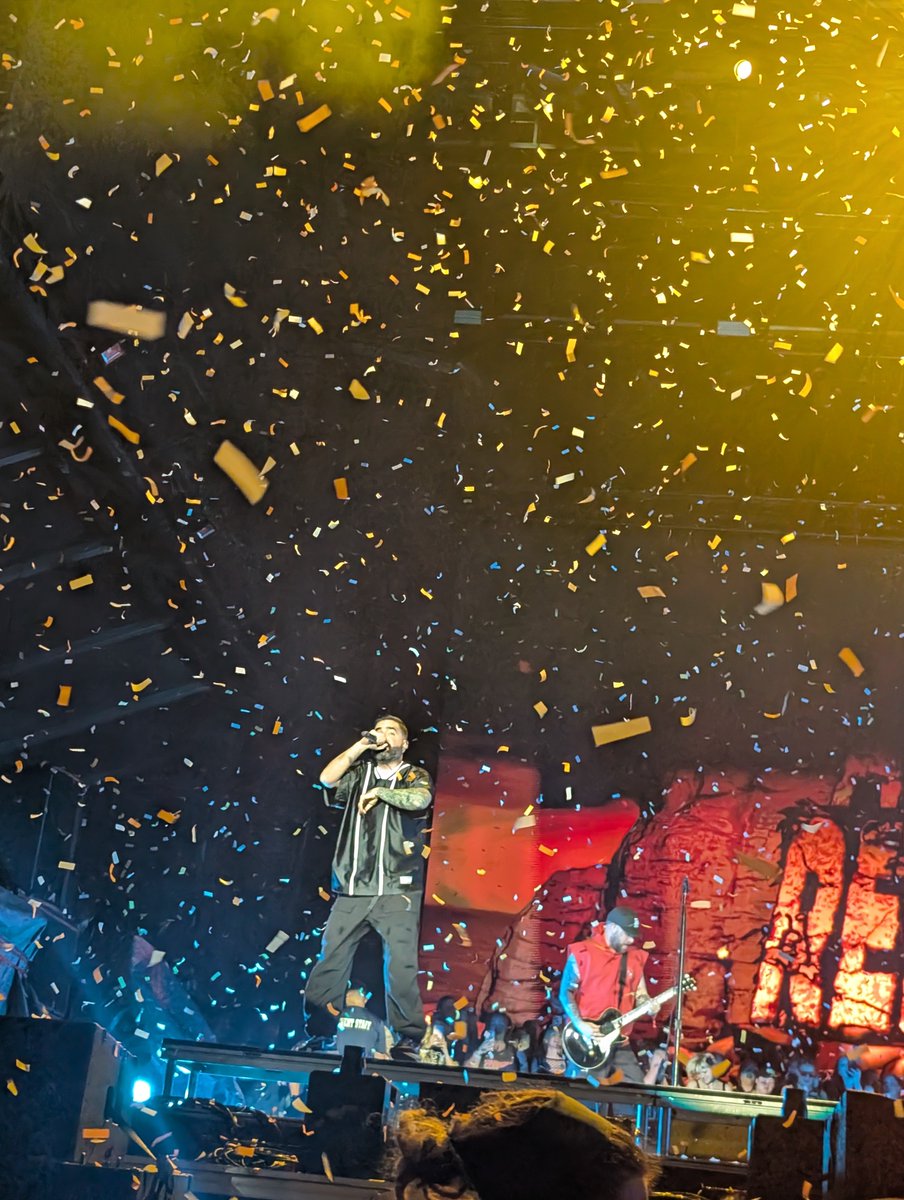 Mattyonhigh's tweet photo. I was moving too much to get a lot of pics of A Day To Remember. https://t.co/vULScJ7XJp