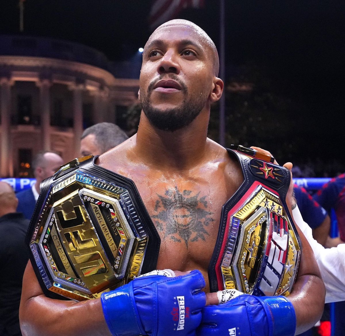 Kulturlesite_'s tweet photo. 🚨HISTORIQUE 

CIRYL GANE EST CHAMPION POIDS LOURD DE L’UFC !!

IL DEVIENT LE PREMIER CHAMPION FRANÇAIS DE L’HISTOIRE DE L’UFC 🤩 https://t.co/meOADyXhIq