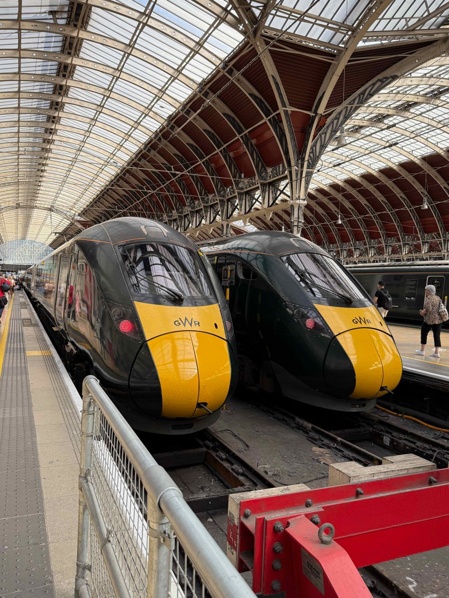 seemoreglass_22's tweet photo. #10DaysInTheUK_Summer2026 
Heading to Penzance today! Boarded the Hitachi`s bimodal train from Paddington St. and took the 5-hour ride down to Cornwall. Got a look at St Michael’s Mount and just checked into The Queens Hotel. So excited to be here! 
#GWR
#Penzance
#Day6/10 🇬🇧✨ https://t.co/mjJnbLlGHm