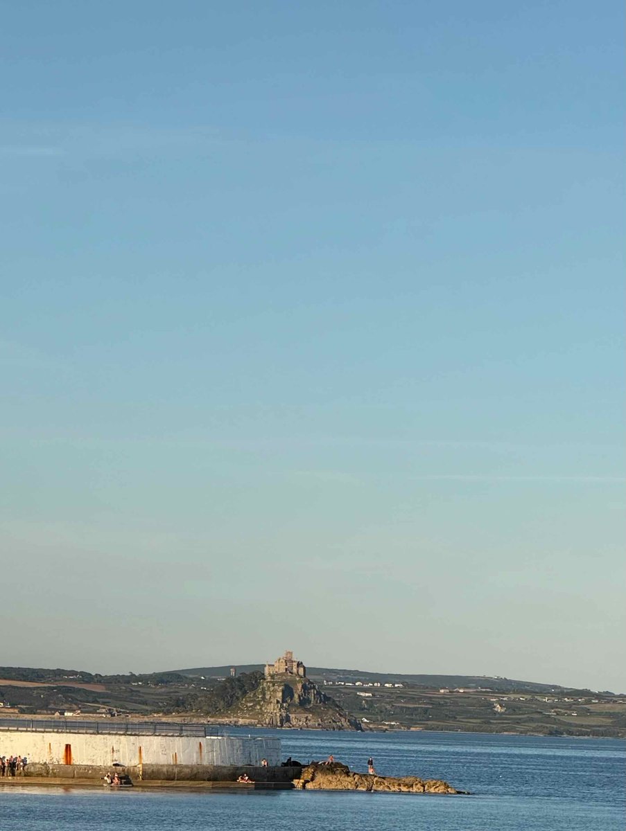 seemoreglass_22's tweet photo. #10DaysInTheUK_Summer2026 
Heading to Penzance today! Boarded the Hitachi`s bimodal train from Paddington St. and took the 5-hour ride down to Cornwall. Got a look at St Michael’s Mount and just checked into The Queens Hotel. So excited to be here! 
#GWR
#Penzance
#Day6/10 🇬🇧✨ https://t.co/mjJnbLlGHm
