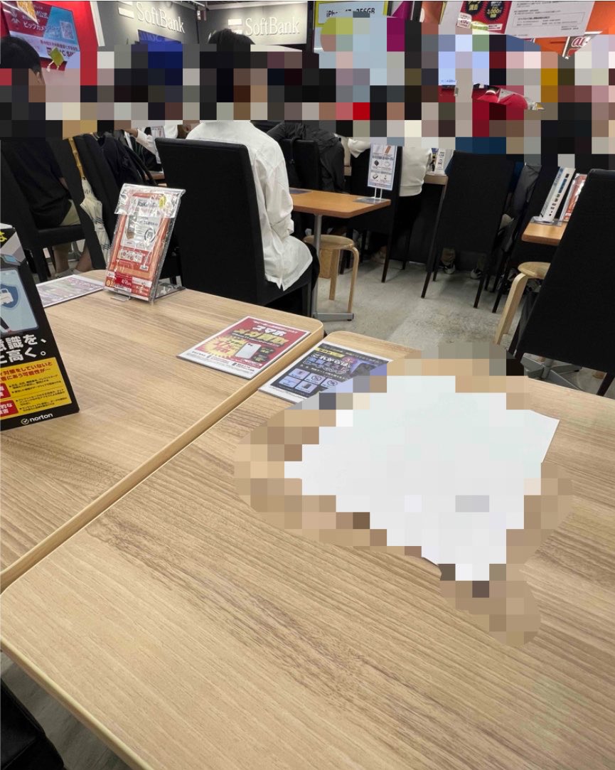 hanamaru_yan's tweet photo. 📱連休の某家電量販店は凄かった！！
シルバーウィーク限定の驚愕MNP案件を発見！🔥

店員「本日、番号そのままでお乗り換えなら、最大10回線で40万円お出しできますよ！」

私「40万！？マジですか、ヤバいですね！」

大興奮で乗り気になりつつ、一応あの質問をしてみた。

私「ちなみに…どれくらい契約続けておけば大丈夫ですかね？」

店員「あ、1〜2ヶ月でサクッと解約しちゃって平気ですよ〜😊」

…ん？？？

私「（アカン、これ以上関わったら危険すぎる…）」

笑顔で悪魔みたいな案内されて一気に血の気が引いた💀

夢の40万から一転、一発ブラックの地獄へ落ちるトラップ😇

営業実績のためなら客の信用情報はどうでもいいスタイル、怖すぎるだろ……