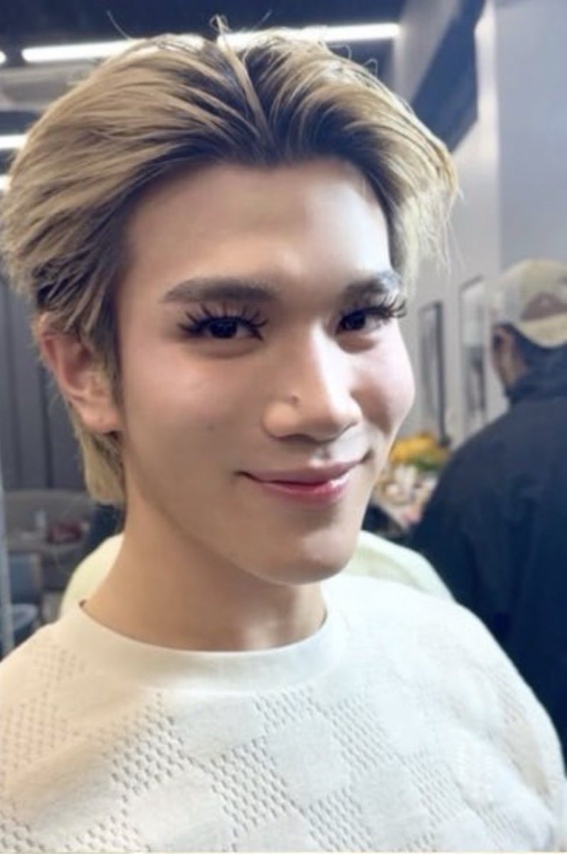 Veautiful_Vine's tweet photo. All the bottoms of gmm turning blonde??? https://t.co/qo0AvMUdzp