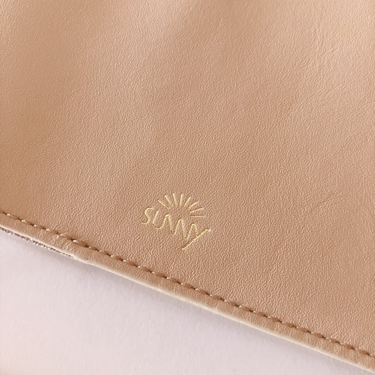 my_techo's tweet photo. Sunny手帳届いたぁ💛✨

レザーロールカバー
ピンキッシュベージュ🤎✨

可愛い！！！文字がゴールドなのも可愛いすぎる🥹💕🎀
2027リフィルとシールも購入したよ♥️✨先行予約特典のテンプレートもありがとうございます🙏✨

来年もSunnyたっぷり使うぞ〜🙌💛✨ https://t.co/YlLv8x3WjY