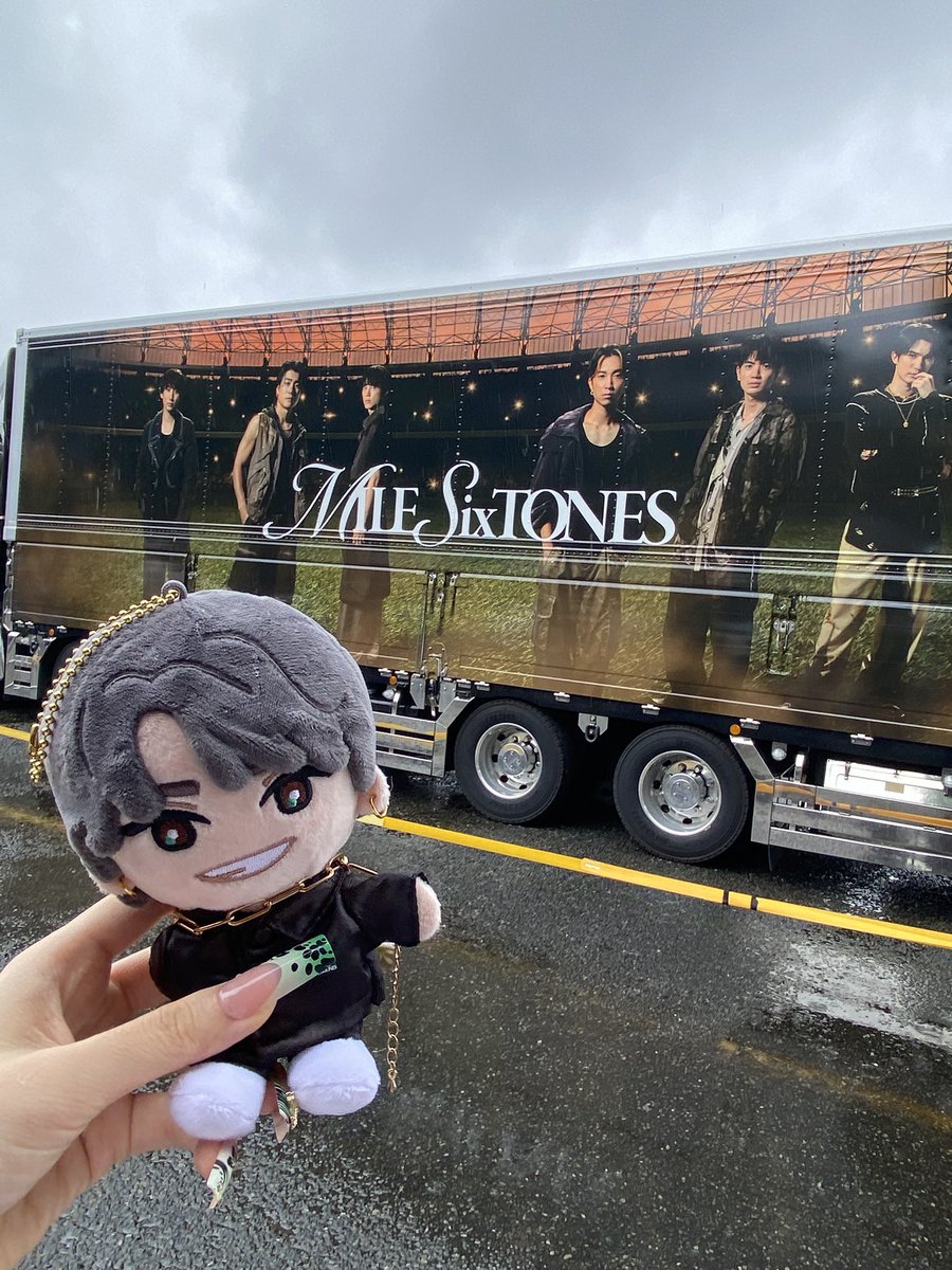 1997O7Z5's tweet photo. ㊗️スタジアム開催2日目🎊
生憎の雨でフラッグとは撮れなかったけどしっかりグッズ買えてよかった⊂(★ω★)⊃💕

#SixTONES_MILESixTONES
#MILESixTONES_STadium https://t.co/Wdq0Ej4fmp