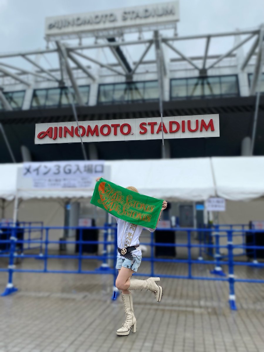 1997O7Z5's tweet photo. ㊗️スタジアム開催2日目🎊
生憎の雨でフラッグとは撮れなかったけどしっかりグッズ買えてよかった⊂(★ω★)⊃💕

#SixTONES_MILESixTONES
#MILESixTONES_STadium https://t.co/Wdq0Ej4fmp