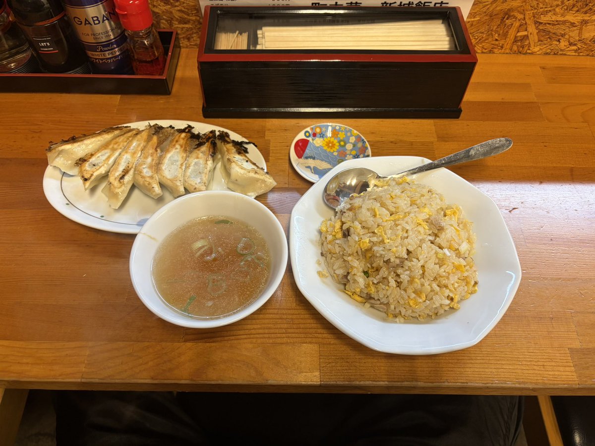 hoshi3891's tweet photo. 今日の夕食は町中華！
チャーハン、焼き餃子最高です。 https://t.co/fCp4ftbp5L