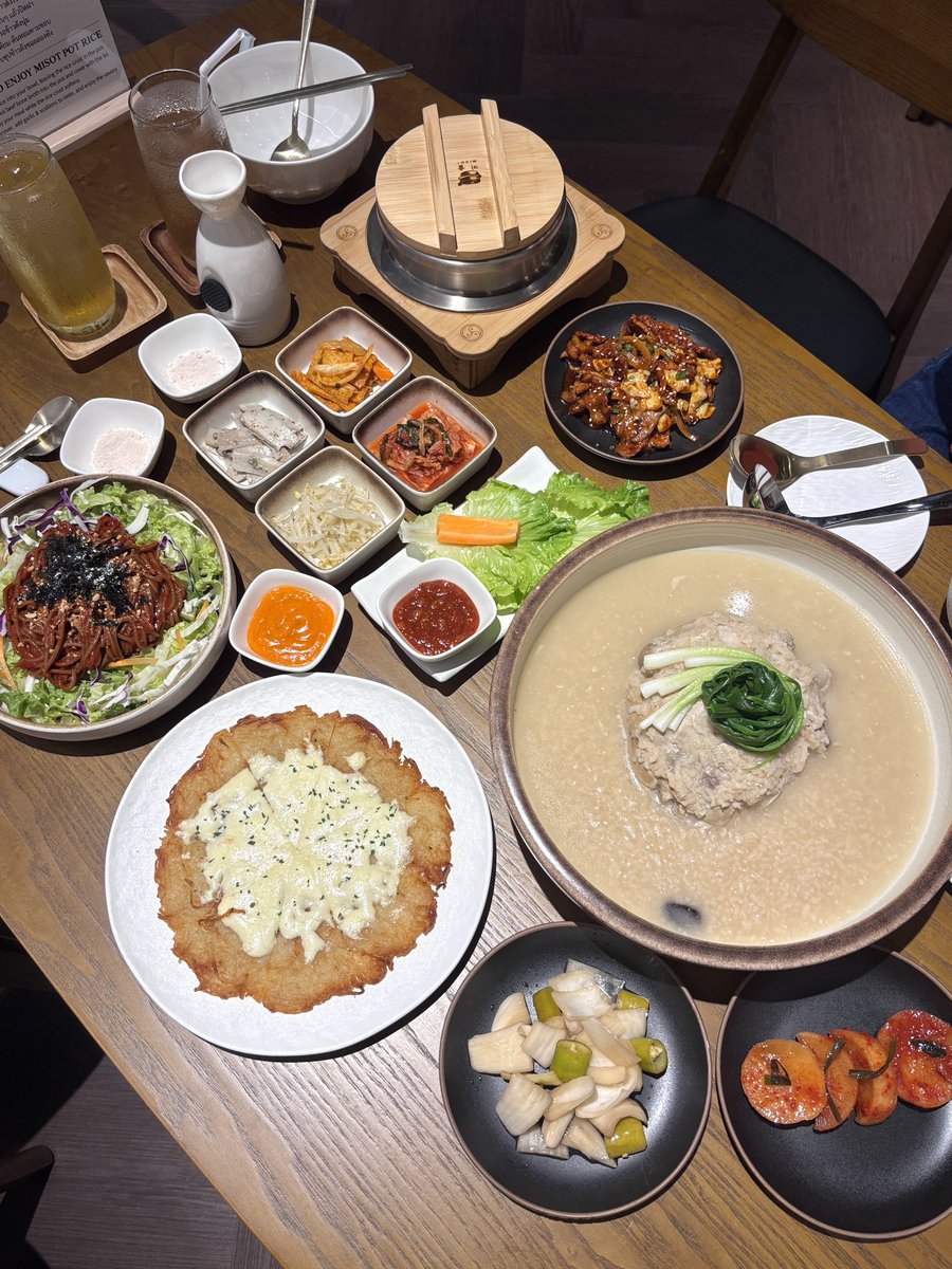 viewwrs's tweet photo. 🍶🇰🇷เจอร้านอร่อยที่สยามอีกแล้ว MISOT อาหารที่ทำจากเชฟเกาหลีแท้ๆ แนะนำ ซังกเยทังเป็นเซทไก่ตุ๋นโสมที่อลังมาก (ขาย10เซต/วัน) ไก่ตุ๋นโสมเนื้อนุ่มกินกับข้าวต้มร้อนๆ รสชาติเชงๆอร่อยมาก ในเซทจะมีบะหมี่เย็นเฟรชๆ กินละสดชื่น🤗 ห้ามพลาด! เซทข้าวหม้อร้อน ข้าวก้นหม้อกินกับซุปแล้ว กรุบๆกลมกล่อม อร่อยสุดๆเลย
📍Siamsquare one fl.5