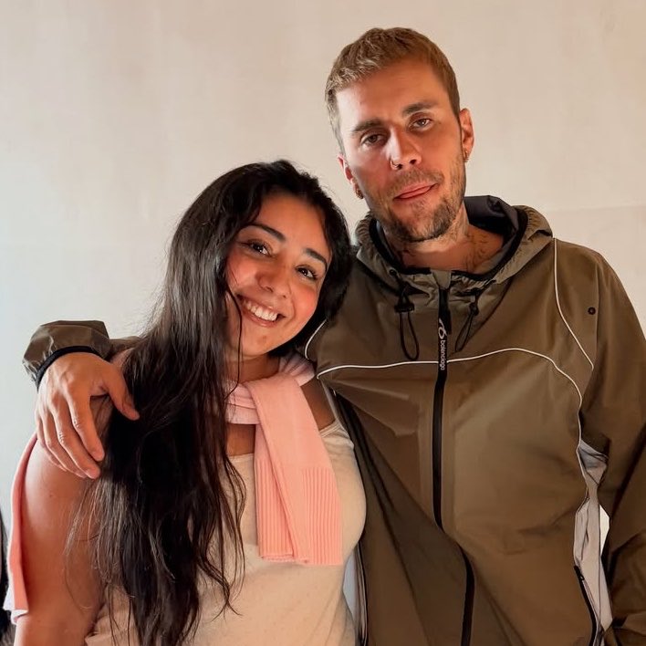 choquei's tweet photo. 🚨VEJA: Fã encontra com Justin Bieber e tira foto com o cantor. https://t.co/nRwhOgbOag