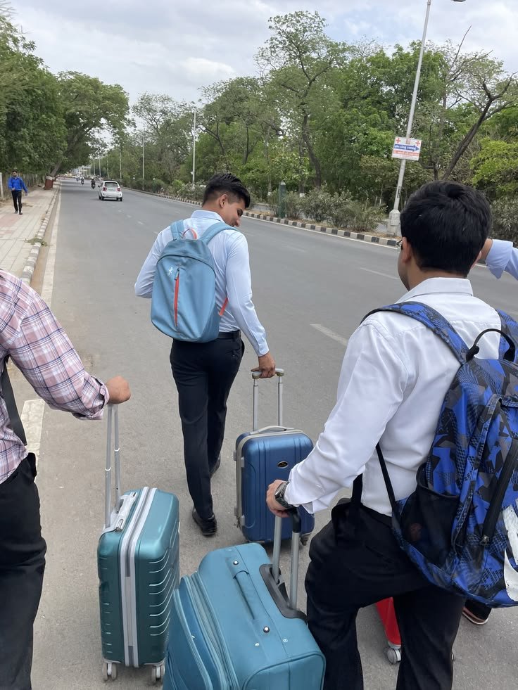 hajarkagalwa's tweet photo. When you see a guy in formal wear, with short hair, a clean shave, a backpack and one luggage, you already know where he's going: https://t.co/IpWVUWXj5H