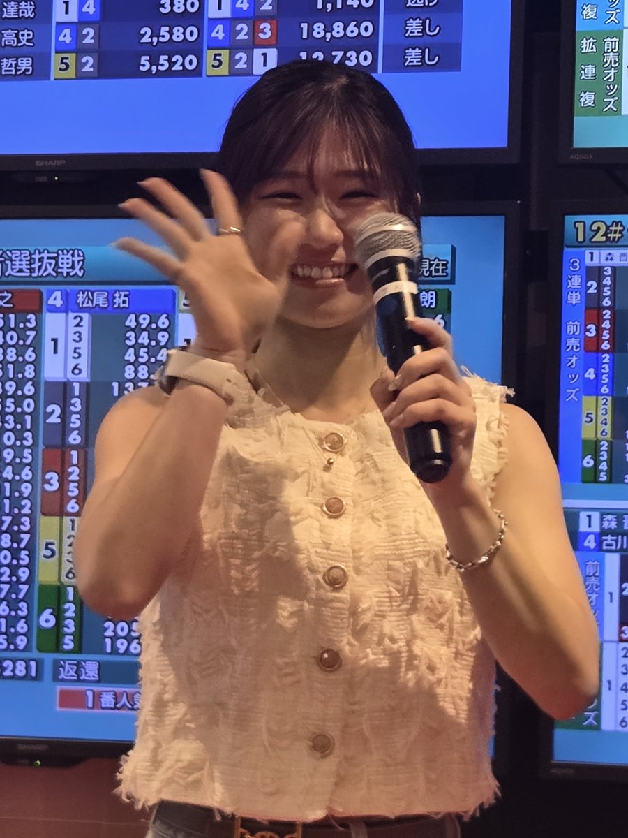 T_toshi0906's tweet photo. 今日はやわたで神ちゃんのトークショーでした。
今日はなんとノースリーブ！
やわたは距離が近いんであまりのかわいさに溶けてしまいました🥰
明日のセンプルピアも行くんで2日連続で溶けてしまいそう🥰
明日も楽しみ😊
#ボートピア京都やわた 
#神里琴音 https://t.co/EikP9zuEYu