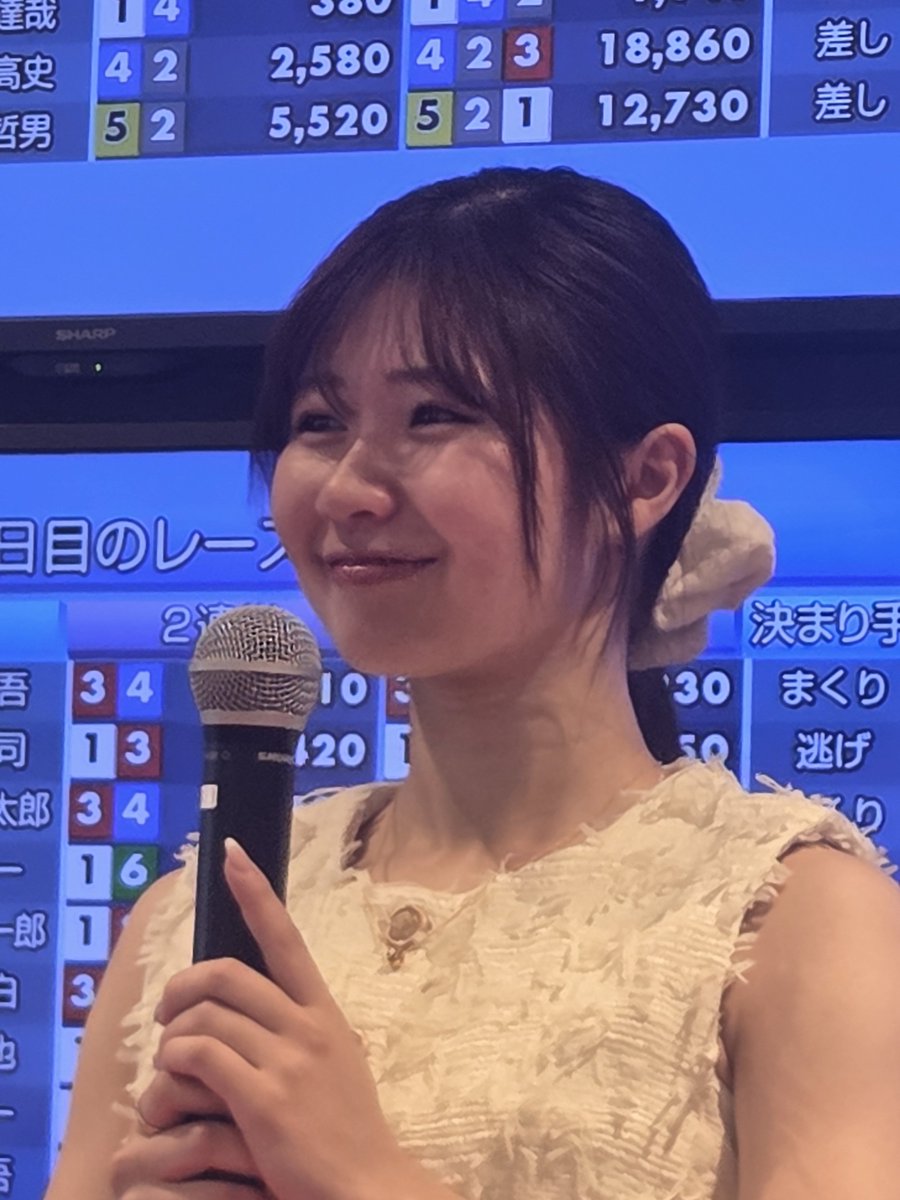 T_toshi0906's tweet photo. 今日はやわたで神ちゃんのトークショーでした。
今日はなんとノースリーブ！
やわたは距離が近いんであまりのかわいさに溶けてしまいました🥰
明日のセンプルピアも行くんで2日連続で溶けてしまいそう🥰
明日も楽しみ😊
#ボートピア京都やわた 
#神里琴音 https://t.co/EikP9zuEYu