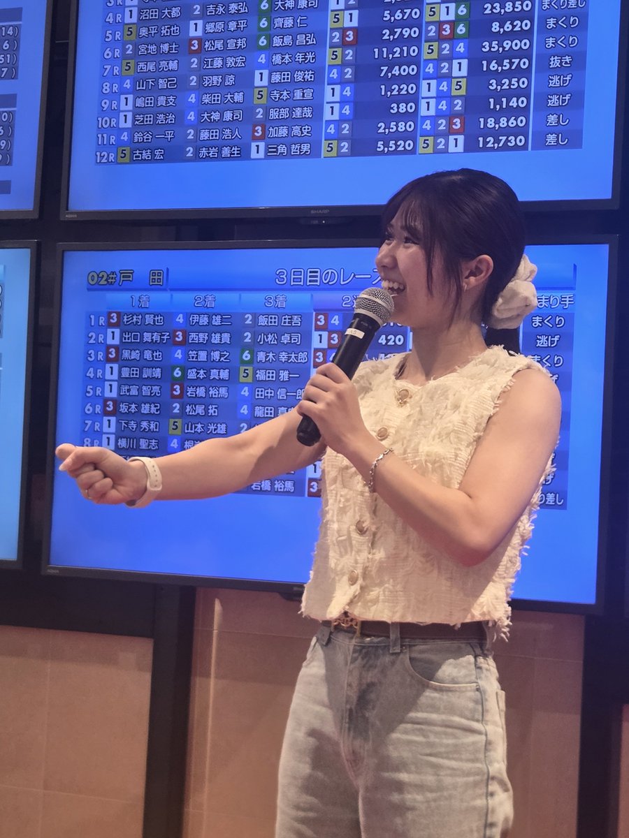 T_toshi0906's tweet photo. 今日はやわたで神ちゃんのトークショーでした。
今日はなんとノースリーブ！
やわたは距離が近いんであまりのかわいさに溶けてしまいました🥰
明日のセンプルピアも行くんで2日連続で溶けてしまいそう🥰
明日も楽しみ😊
#ボートピア京都やわた 
#神里琴音 https://t.co/EikP9zuEYu