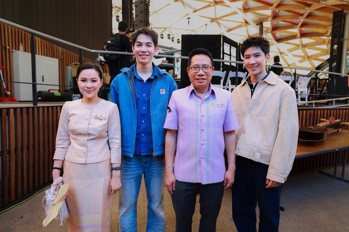 GMMTV's tweet photo. First Kanaphan, Khaotung Thanawat, Sea Dechchart, Keen Suvijak, and CLO'VER (Barcode Tinnasit, Achi Peerakan, and Aungpao Ochiris) were honored to perform at the Thailand Grand Festival 2026 in Sydney as representatives of Thai artists. On this special occasion, they also had the privilege of taking a photo with Mr. Naruchai Ninnad, Consul-General of Thailand in Sydney, and his wife, Mrs. Kanyarat Ninnad. This is a tremendous honor for both the artists and GMMTV. ✨

เฟิร์ส คณพันธ์, ข้าวตัง ธนวัฒน์, ซี เดชชาติ, คีน สุวิจักขณ์ และ CLO'VER (บาร์โค้ด ตฤณสิษฐ์ , อชิ พีระกานต์ , อังเปา โอชิริส) ได้รับเกียรติร่วมแสดงในเทศกาลงาน Thailand Grand Festival 2026 in Sydney ในฐานะตัวแทนศิลปินไทย และร่วมถ่ายภาพกับ นายนฤชัย นินนาท กงสุลใหญ่ ณ นครซิดนีย์ และภริยา นางกัญญารัตน์ นินนาท นับเป็นเกียรติอย่างยิ่งของศิลปินและ GMMTV 🤍

#ThailandGrandFestival2026Sydney
#ThailandGrandFestival2026
#ThailandGrandFestival2026xFK
#ThailandGrandFestival2026xSK
#ThailandGrandFestival2026xCLOVER
#GMMTV