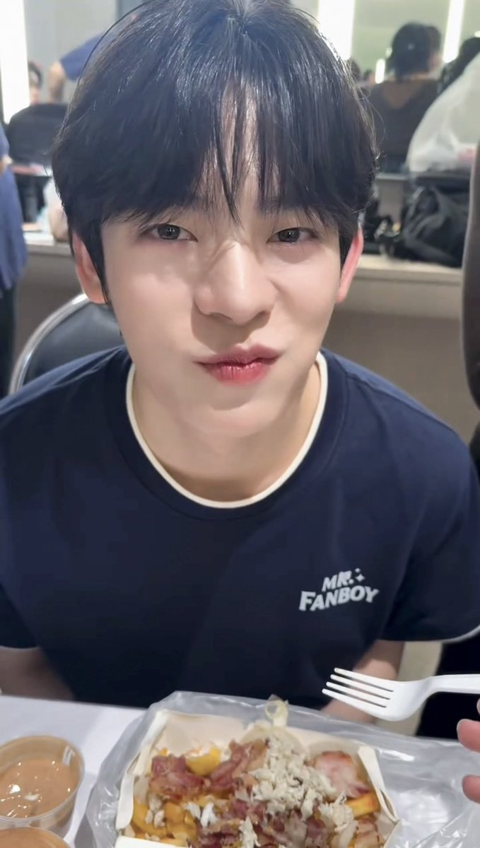teeporneverdie's tweet photo. น้องก้องป้อน fatfries น้องป๋อ บอก “ คนนี้เป็นคนรีเควสเลยนะคับ ” 5555555 เอนดูอะ หน้าตาตอนได้กินของอร่อย มีฟามสุขที่สุด ٩(ˊᗜˋ*)و 🍟🥓♡♡ https://t.co/Z8SaImPlsy