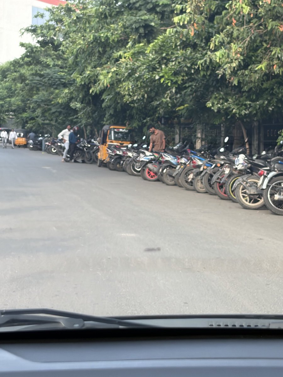 AbyRaj's tweet photo. No improvement after multiple complaints. Both sides illegal parking by bikes and cars at Anna Nagar behind VR mall. When will you take permanent action ? @ChennaiTraffic @chennaipolice_ https://t.co/ufBV14AZ0t