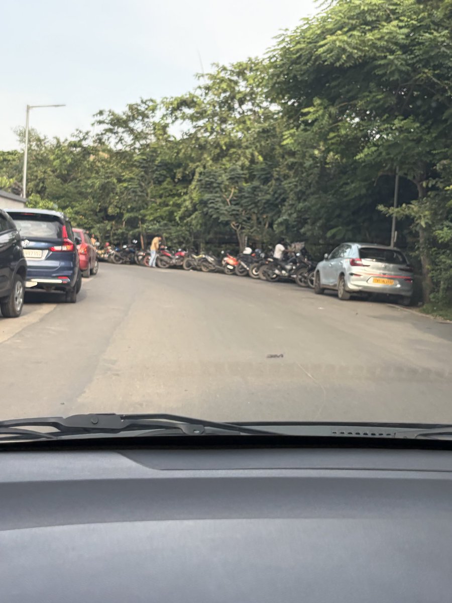 AbyRaj's tweet photo. No improvement after multiple complaints. Both sides illegal parking by bikes and cars at Anna Nagar behind VR mall. When will you take permanent action ? @ChennaiTraffic @chennaipolice_ https://t.co/ufBV14AZ0t