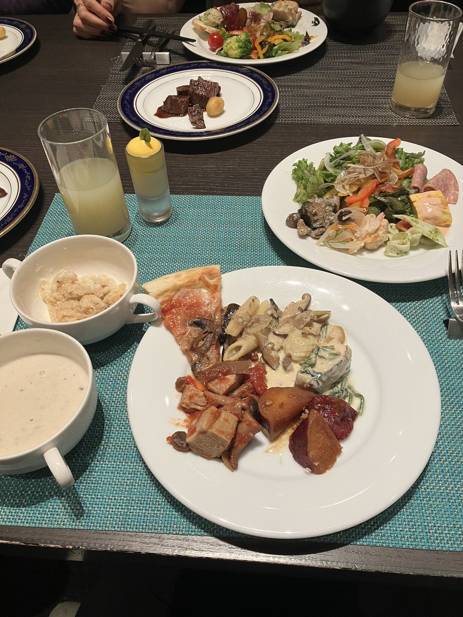 1997satoki_2's tweet photo. リーガロイヤルでビュッフェ🍽 https://t.co/rkcqOvOGND