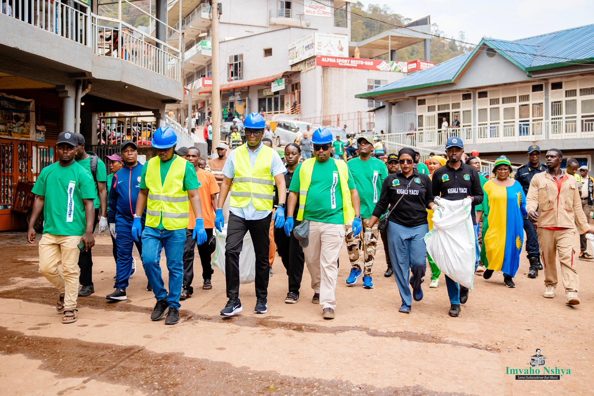 Nyarugenge's tweet photo. Mu rwego rwo kwizihiza umunsi mpuzamahanga wahariwe gusukura aho dutuye, uyu munsi mu bice bya  Nyabugogo mu karere ka #Nyarugenge hakozwe Umuganda wo gukuraho imyanda, gusiga irangi inzu z’ubucuruzi n’ibindi bikorwa by’isuku n’isukura.
#WorldCleanupDay 
#KigaliZeroWaste https://t.co/APU3hqDprM
