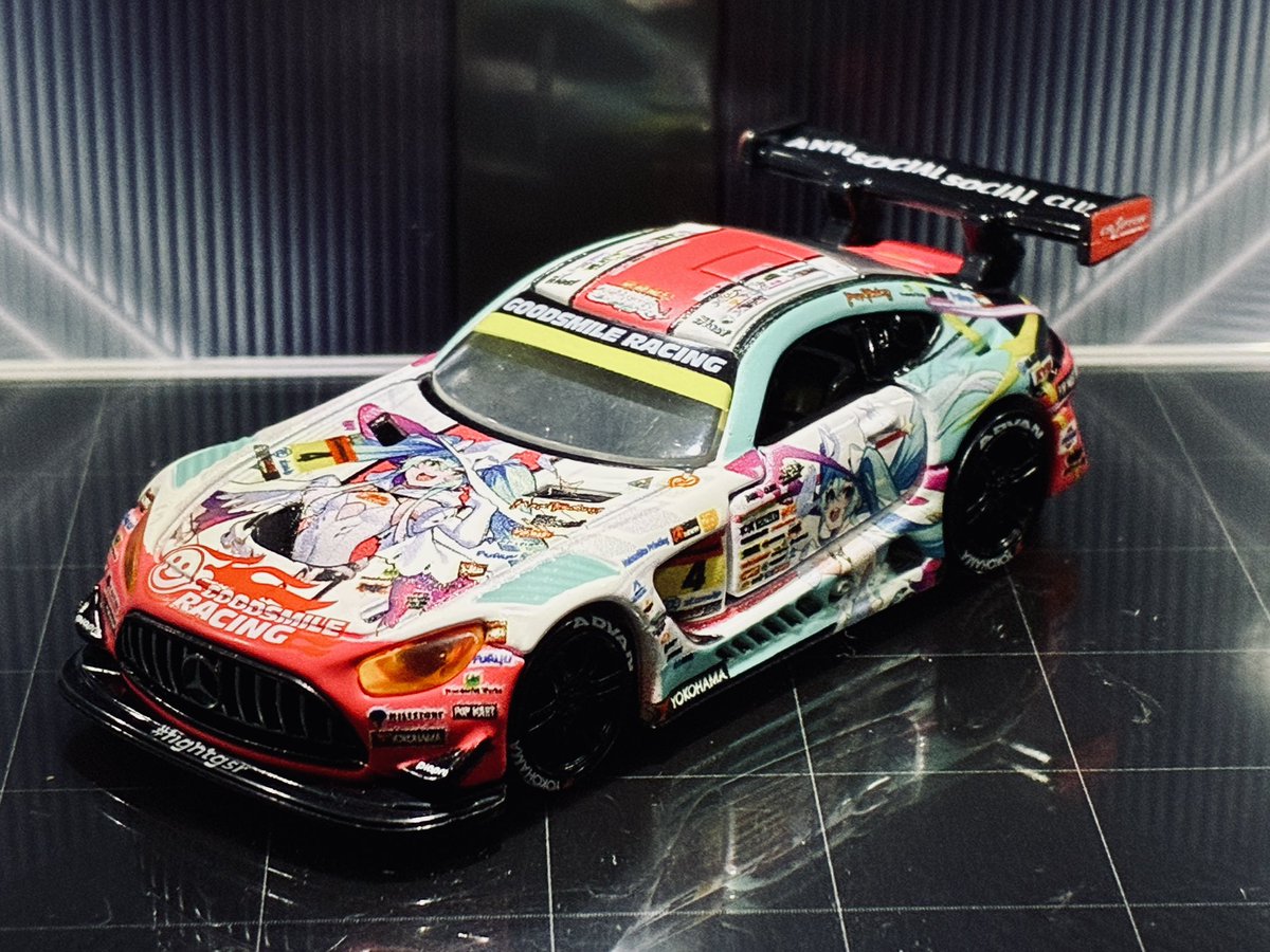kabrimacuri's tweet photo. トミカパーキングを買うから逆に入れるトミカを買おうその18 グッドスマイル 初音ミク AMG 2024 Ver.
ワンフェスに行くとよく飾ってある車よね。ミクさんのペイントがきれいだし、各スポンサーがメチャ細かい。
今回はトランスポーターが付いた再販版でゲットしました。 https://t.co/RRFhXSqhJt