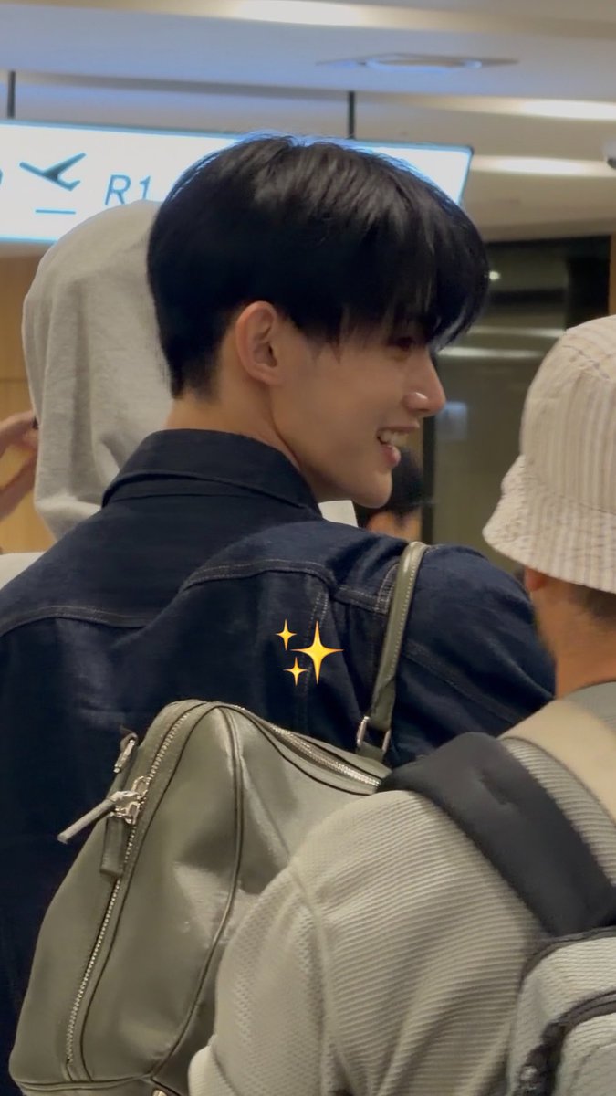kk0zil's tweet photo. ㅎㅈ오빠 보러 가다 잼컨 생김〰️ https://t.co/QxDRheIo8q