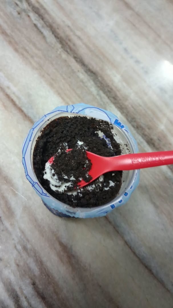 KaylaX38949's tweet photo. Dessert anyone? Oreo sundae, yum https://t.co/LUsK2cDtgo