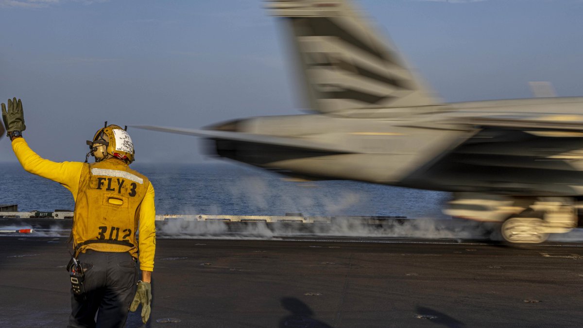 US7thFleet's tweet photo. Always Ready! 

At sea, freedom roars on the flight deck aboard @CVN_72. Every launch and recovery builds the readiness and capability needed to deter aggression and preserve regional stability.

#ForgedByTheSea | #US7thFleet
@USPacificFleet https://t.co/UcV3YvVzaG