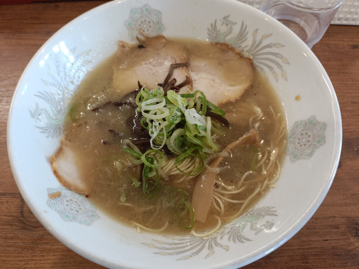 jack1311825's tweet photo. 大将さんです。とんこつラーメンをいただきました。替玉までいってしまいました。飲めるスープ、美味しかったです。ご馳走様でした。
https://t.co/HIjUcNCH2L https://t.co/ZLWkyixZfU
