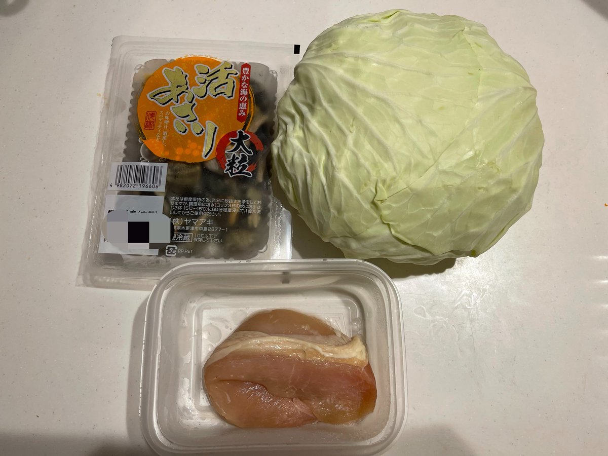 OL_moppu's tweet photo. 【ミートドリア】
合計3,678円
ミートソースこの量作れば、4回分くらいになる。未来の自分に冷凍貯金。
------------
挽肉　1,751円
人参　142円
セロリ　213円
玉ねぎ　95円
ニンニク　60円
カットトマト　535円
バター　88円
牛乳　146円
チーズ　133円
アサリ　386円
鶏胸肉　109円
キャベツ　20円 https://t.co/tTpPGQwDQR